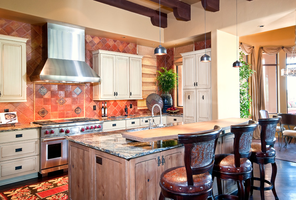 Источник вдохновения для домашнего уюта: кухня в стиле фьюжн с обеденным столом, фасадами с выступающей филенкой, бежевыми фасадами, красным фартуком и барной стойкой