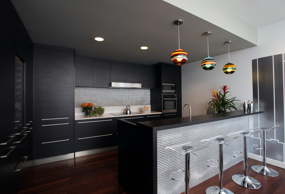 Offene Moderne Küche in U-Form mit flächenbündigen Schrankfronten, dunklen Holzschränken, Küchenrückwand in Metallic und Elektrogeräten mit Frontblende in Los Angeles