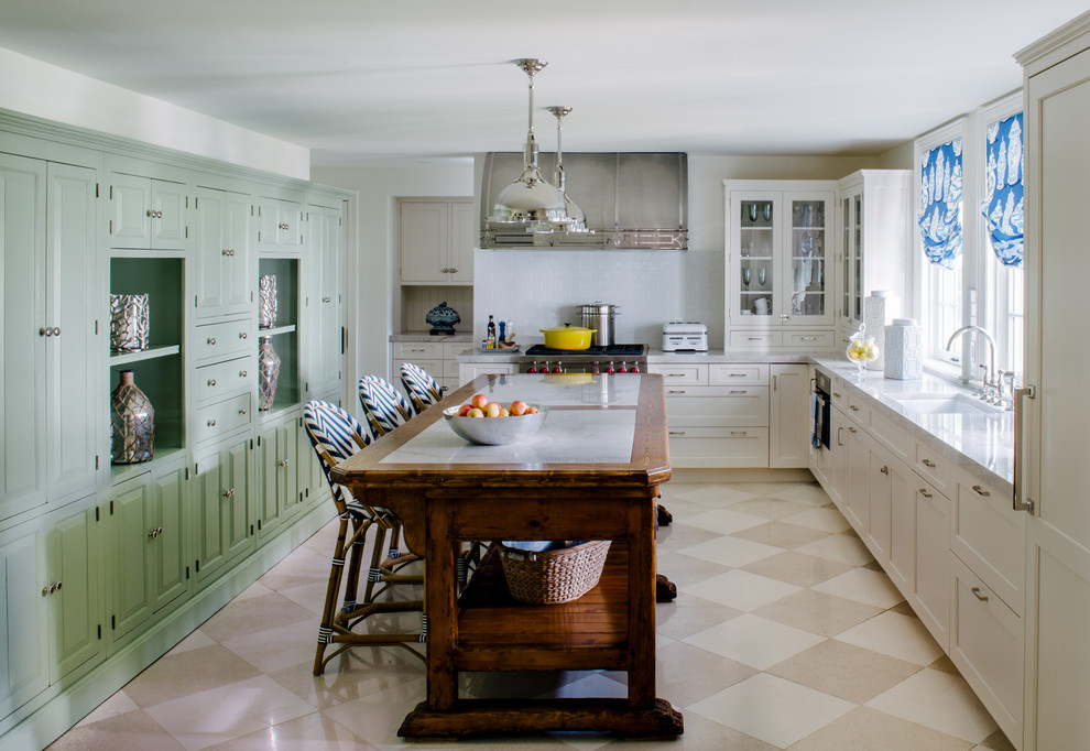 ボルチモアにあるトラディショナルスタイルのおしゃれなキッチン (アンダーカウンターシンク、シェーカースタイル扉のキャビネット、白いキャビネット、シルバーの調理設備) の写真