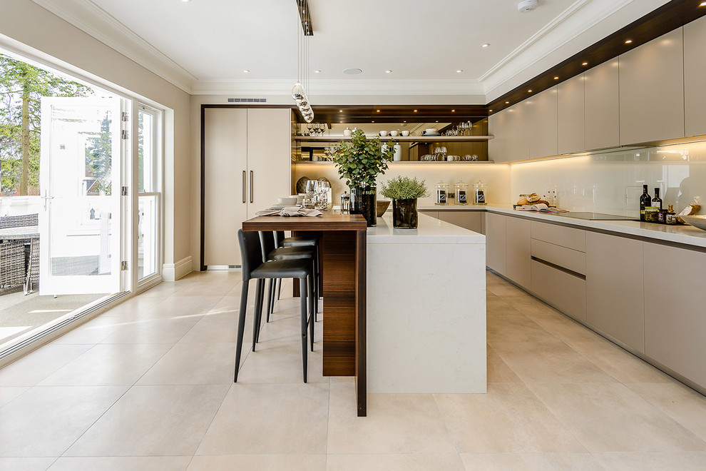 Foto på ett mellanstort funkis kök, med släta luckor, beige skåp, bänkskiva i kvartsit, vitt stänkskydd, glaspanel som stänkskydd, integrerade vitvaror, en halv köksö och beiget golv