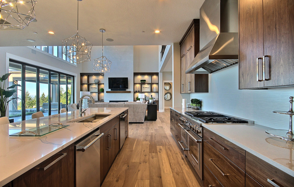 Exempel på ett mycket stort modernt vit vitt kök, med en undermonterad diskho, släta luckor, skåp i mörkt trä, bänkskiva i kvarts, vitt stänkskydd, stänkskydd i keramik, rostfria vitvaror, mellanmörkt trägolv, en köksö och brunt golv
