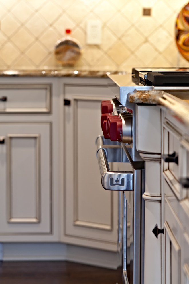 Kitchen - traditional kitchen idea in Cleveland