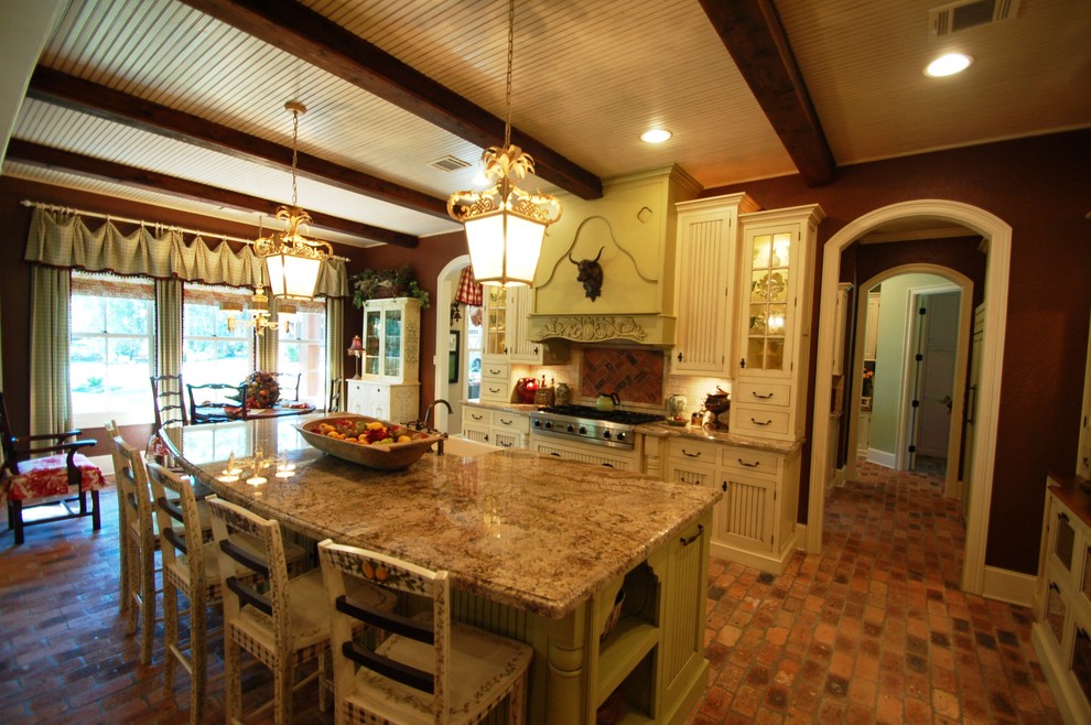Inredning av ett eklektiskt kök och matrum, med en rustik diskho, skåp i shakerstil, gröna skåp, granitbänkskiva, vitt stänkskydd, stänkskydd i keramik, integrerade vitvaror, tegelgolv och en köksö