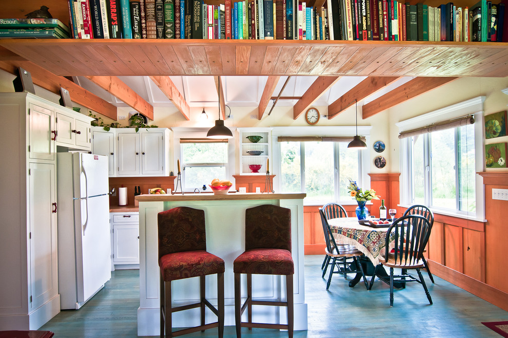 Источник вдохновения для домашнего уюта: кухня в стиле рустика с обеденным столом, фасадами в стиле шейкер, белыми фасадами, деревянным полом и синим полом