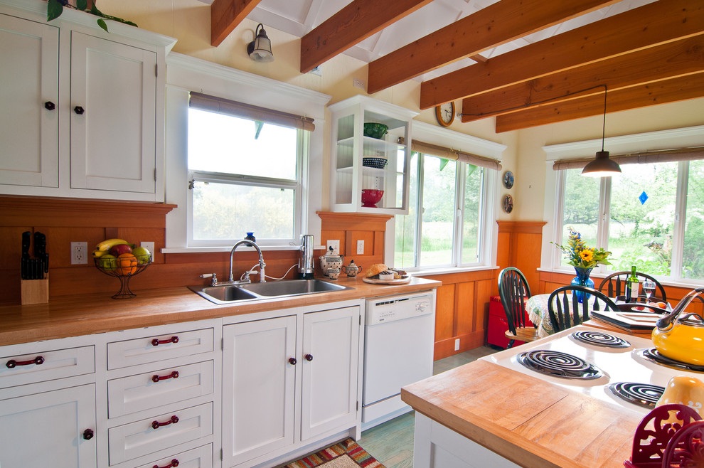 Источник вдохновения для домашнего уюта: кухня в стиле фьюжн с обеденным столом, накладной мойкой, фасадами с утопленной филенкой, белыми фасадами, деревянной столешницей и белой техникой