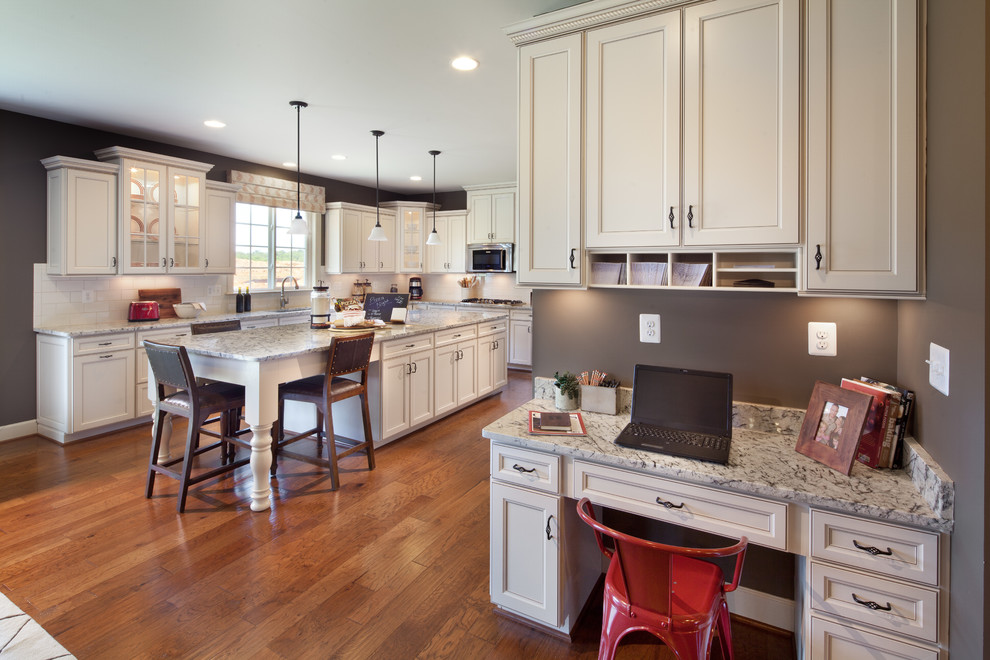 Klassische Küche mit Schrankfronten mit vertiefter Füllung, beigen Schränken, braunem Holzboden und Kücheninsel in Washington, D.C.