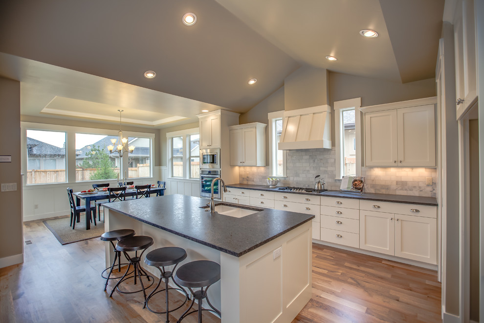 Example of a classic kitchen design in Boise