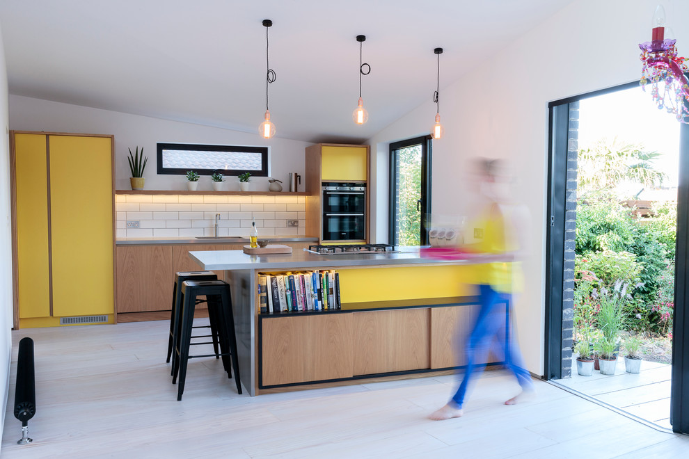 Источник вдохновения для домашнего уюта: параллельная кухня-гостиная среднего размера в скандинавском стиле с столешницей из нержавеющей стали, островом и окном