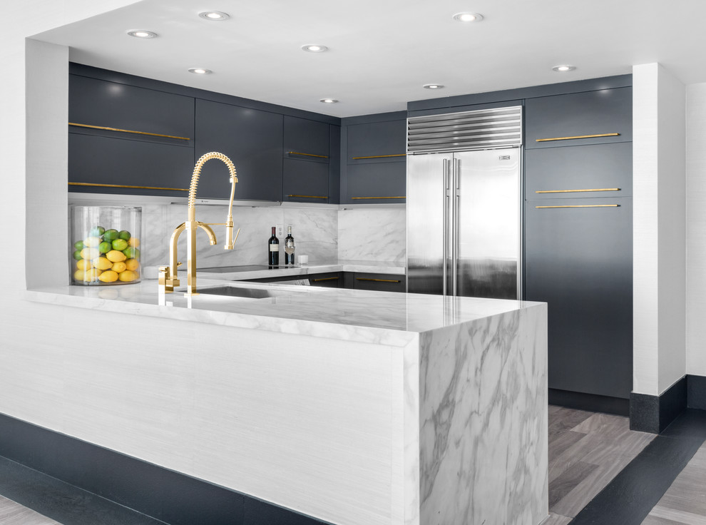 Foto di una cucina minimal di medie dimensioni con lavello sottopiano, ante lisce, ante grigie, top in marmo, paraspruzzi in marmo, pavimento in legno verniciato e pavimento grigio