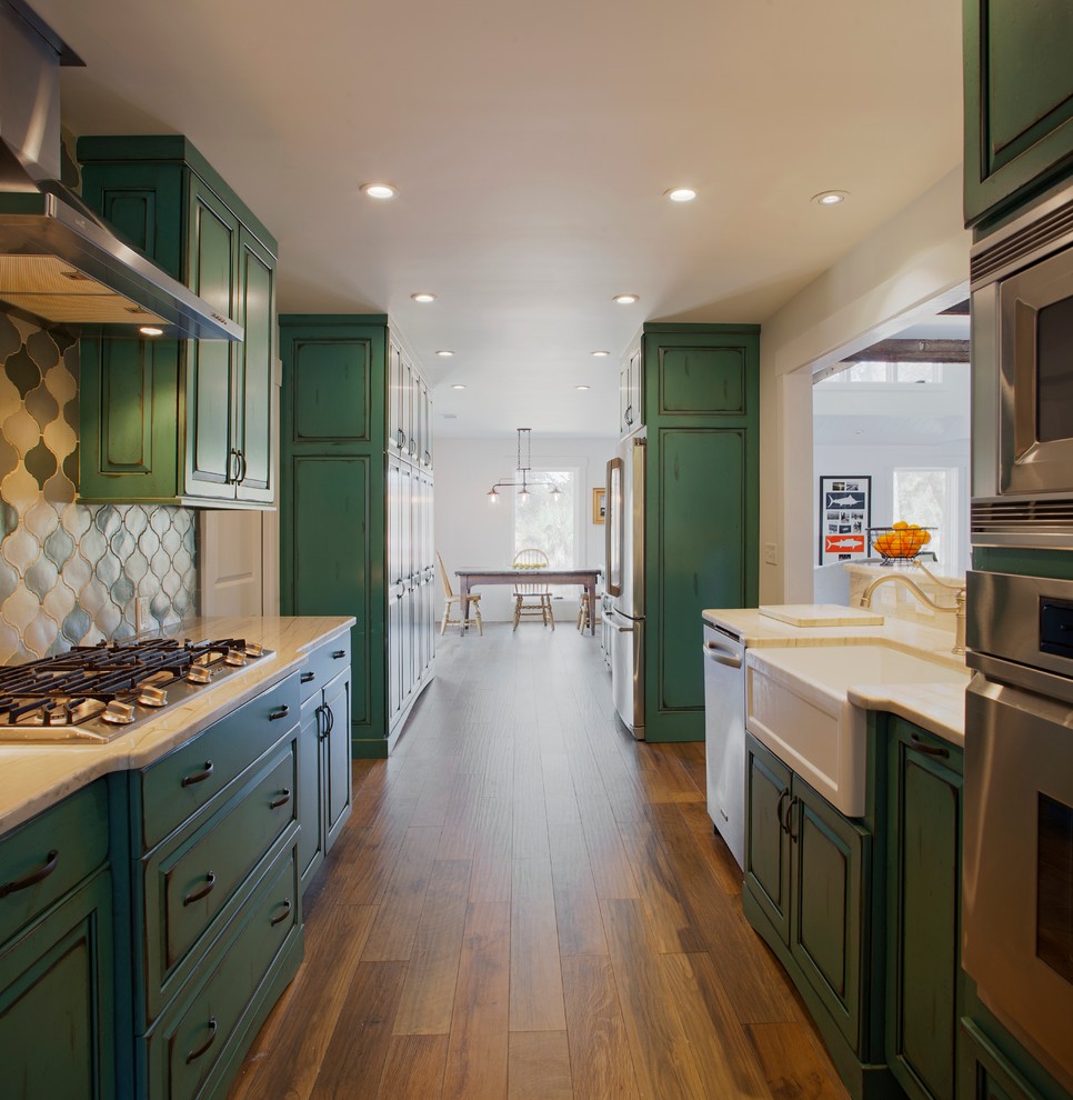 Stilmix Wohnküche mit Landhausspüle, profilierten Schrankfronten, blauen Schränken, Marmor-Arbeitsplatte, Küchenrückwand in Grau, Rückwand aus Stein und Küchengeräten aus Edelstahl in Atlanta