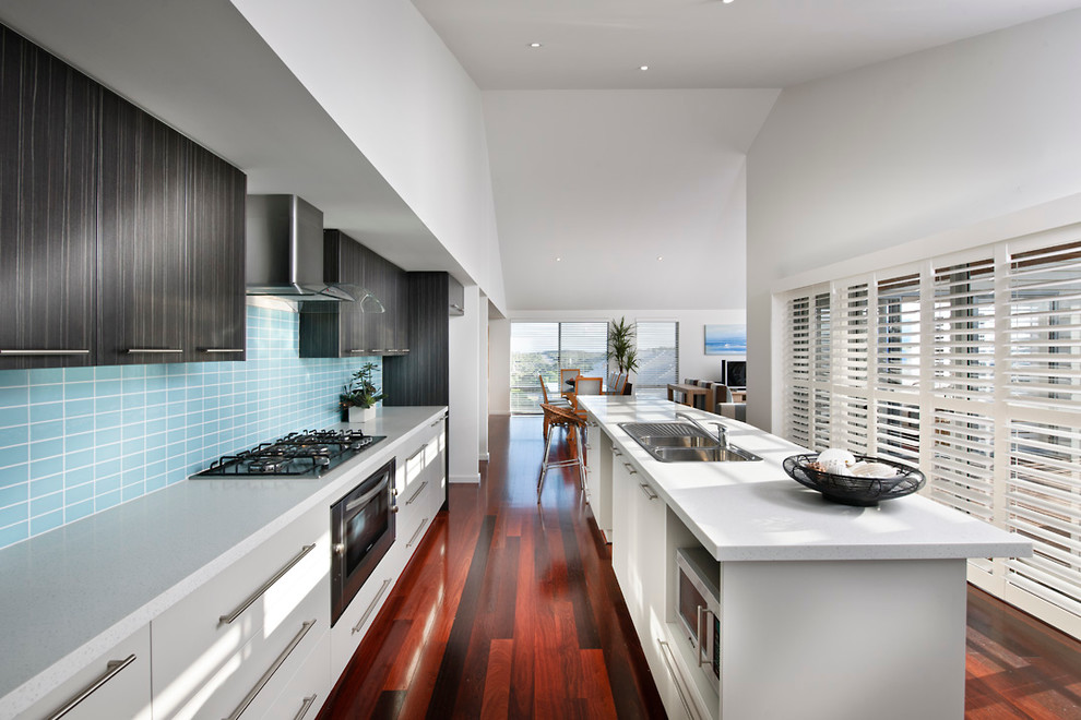 Zweizeilige, Mittelgroße Moderne Küche mit Doppelwaschbecken, flächenbündigen Schrankfronten, weißen Schränken, Küchengeräten aus Edelstahl, Vinylboden und Kücheninsel in Perth