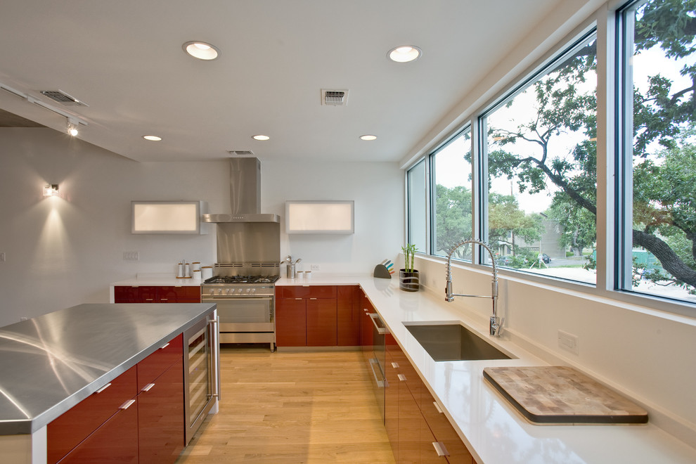 Immagine di una cucina contemporanea con ante lisce, ante rosse, elettrodomestici in acciaio inossidabile e lavello a vasca singola