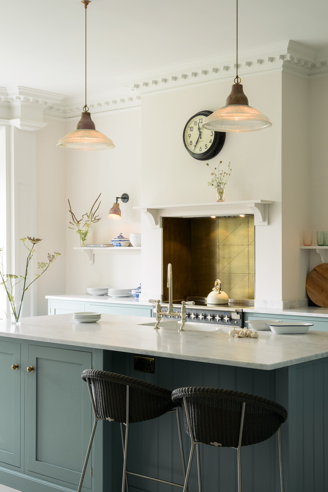 Zweizeilige Klassische Küche mit Landhausspüle, Schrankfronten im Shaker-Stil, blauen Schränken, Marmor-Arbeitsplatte und Kücheninsel in Sonstige