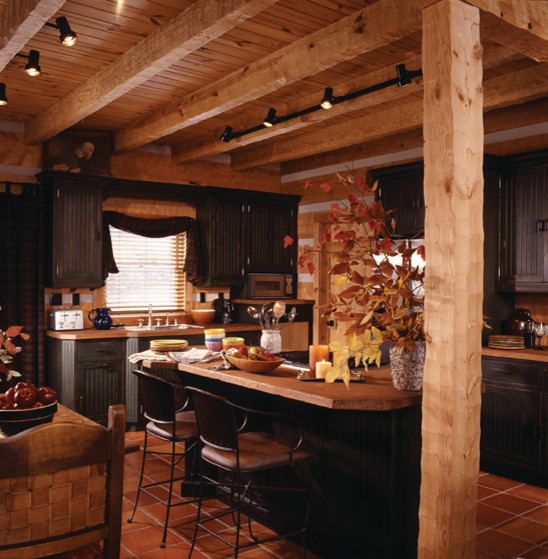 На фото: п-образная кухня-гостиная среднего размера в стиле рустика с двойной мойкой, фасадами с декоративным кантом, темными деревянными фасадами, гранитной столешницей, коричневым фартуком, полом из терракотовой плитки и островом с