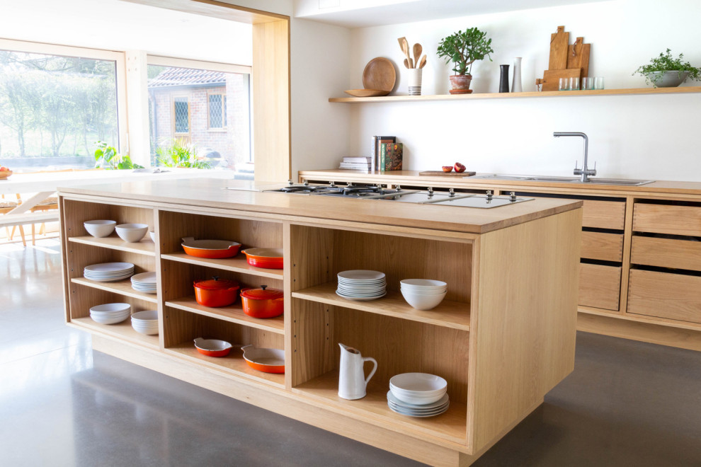 Idéer för att renovera ett stort skandinaviskt kök, med en dubbel diskho, öppna hyllor, skåp i ljust trä, träbänkskiva, rostfria vitvaror, en köksö och grått golv