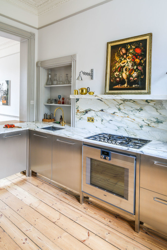 Exempel på ett mellanstort modernt kök, med en undermonterad diskho, släta luckor, skåp i rostfritt stål, marmorbänkskiva, flerfärgad stänkskydd, stänkskydd i marmor, rostfria vitvaror, ljust trägolv och gult golv