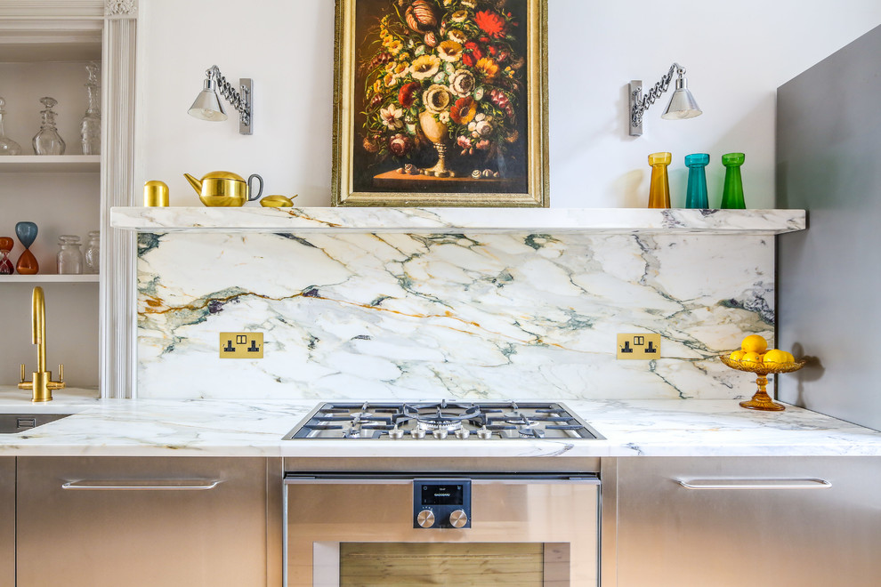 Modern inredning av ett mellanstort kök, med en undermonterad diskho, släta luckor, skåp i rostfritt stål, marmorbänkskiva, flerfärgad stänkskydd, stänkskydd i marmor, rostfria vitvaror, ljust trägolv och gult golv