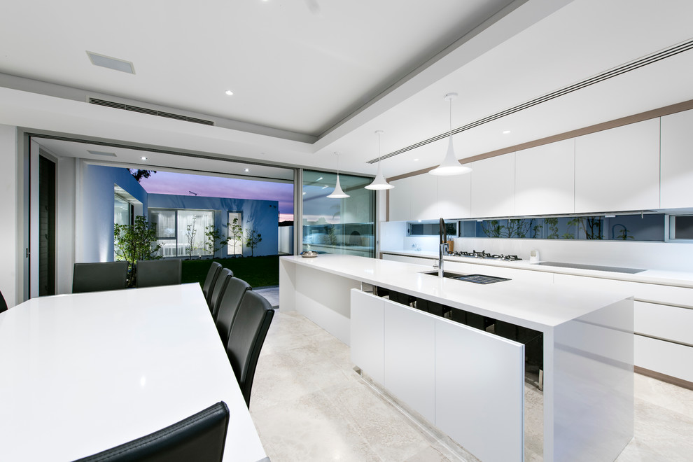 Zweizeilige, Große Moderne Wohnküche mit flächenbündigen Schrankfronten, weißen Schränken und Kücheninsel in Perth
