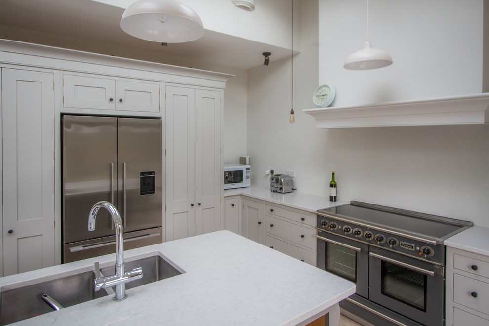 Exempel på ett mellanstort modernt kök, med en integrerad diskho, skåp i shakerstil, färgglada vitvaror, en köksö, vita skåp och bänkskiva i kvartsit