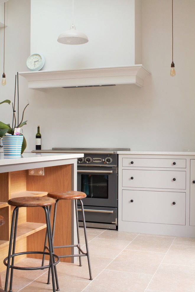 Immagine di una cucina contemporanea di medie dimensioni con lavello integrato, ante in stile shaker, elettrodomestici colorati, ante bianche e top in quarzite