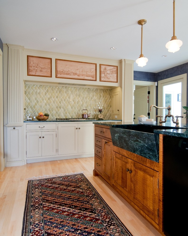 Immagine di una cucina classica con lavello integrato, ante con riquadro incassato, ante bianche e paraspruzzi verde