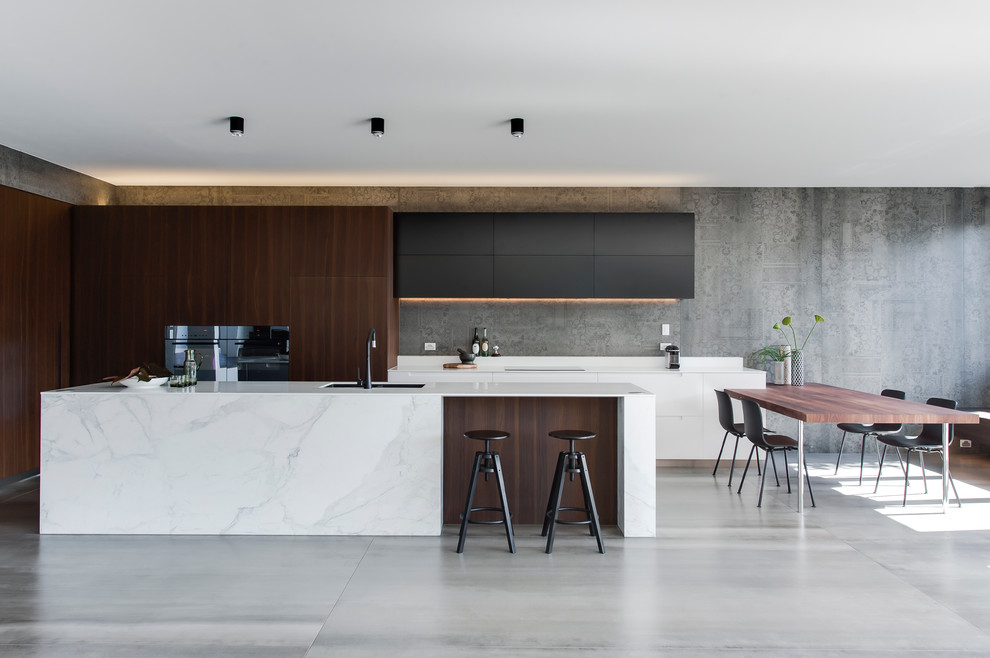 Idee per una cucina minimalista di medie dimensioni con ante in legno bruno, top in superficie solida, paraspruzzi grigio, paraspruzzi con piastrelle di cemento, pavimento con piastrelle in ceramica e lavello sottopiano
