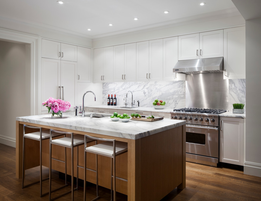 Moderne Küche mit Elektrogeräten mit Frontblende und Rückwand aus Marmor in New York