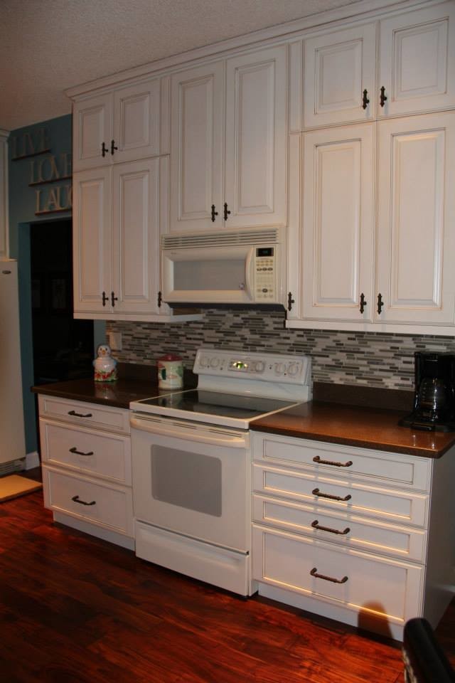 Foto på ett vintage kök, med en nedsänkt diskho, luckor med upphöjd panel, gula skåp, bänkskiva i återvunnet glas, beige stänkskydd, stänkskydd i glaskakel och färgglada vitvaror