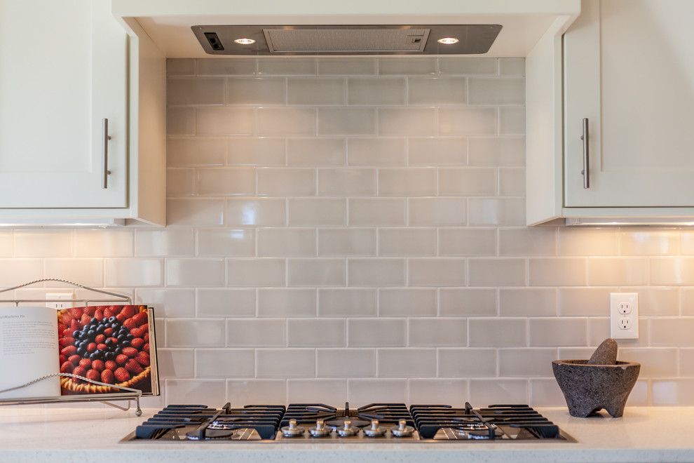 Foto de cocina comedor clásica grande con armarios estilo shaker, puertas de armario blancas, encimera de granito, suelo de madera clara y una isla