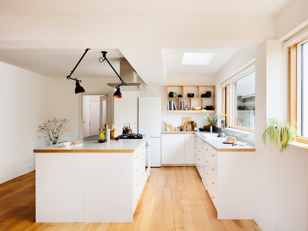 Источник вдохновения для домашнего уюта: большая кухня в стиле модернизм с мойкой у окна