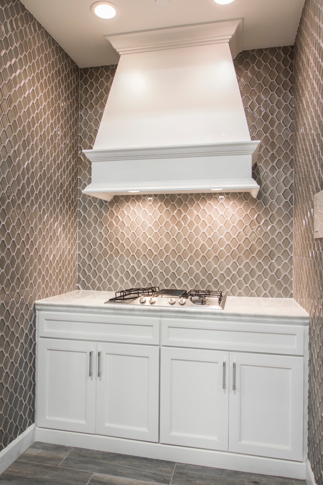 Shabby-Style Küche mit Schrankfronten im Shaker-Stil, weißen Schränken, Marmor-Arbeitsplatte, Küchenrückwand in Grau und Küchengeräten aus Edelstahl in Atlanta