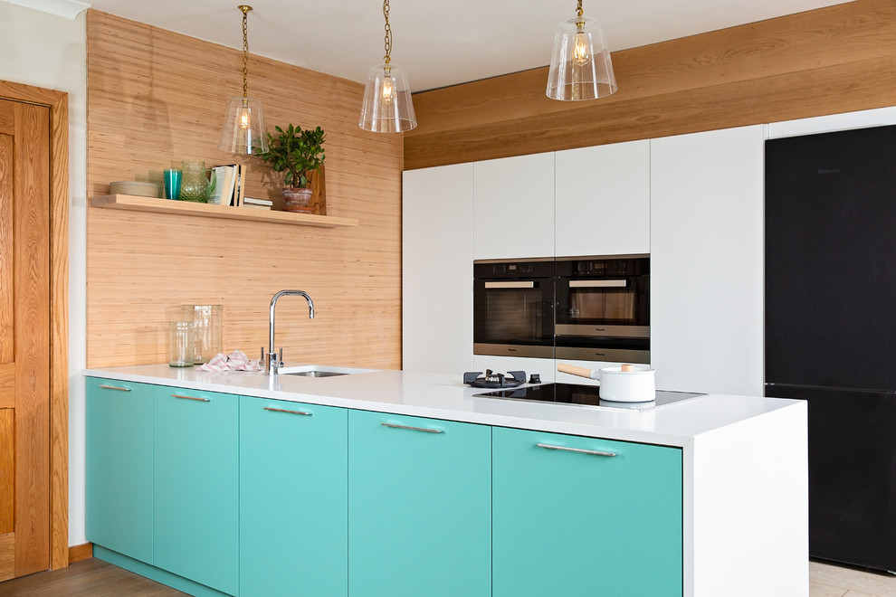 Cette photo montre une petite cuisine scandinave avec un placard à porte plane, des portes de placard bleues, un plan de travail en quartz, un électroménager en acier inoxydable, un sol en carrelage de céramique, îlot, un sol beige et un plan de travail blanc.