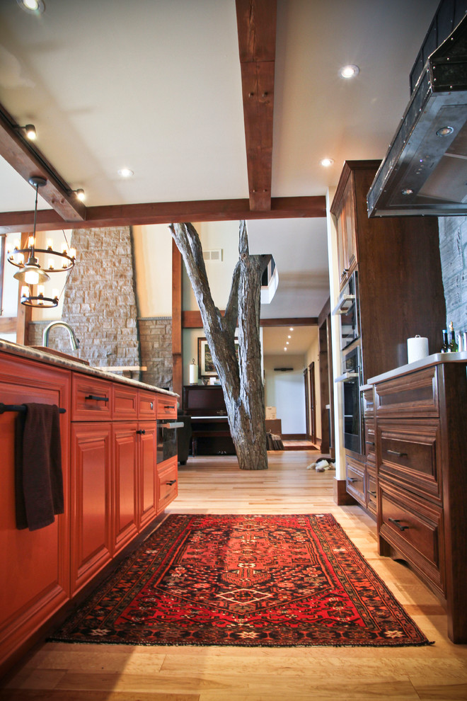 Exempel på ett stort rustikt kök, med luckor med upphöjd panel, granitbänkskiva och en köksö