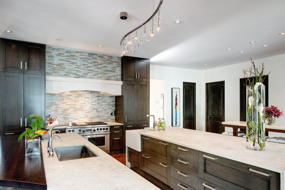 Foto di una cucina design con lavello stile country, ante in legno bruno, paraspruzzi blu e paraspruzzi con piastrelle a listelli