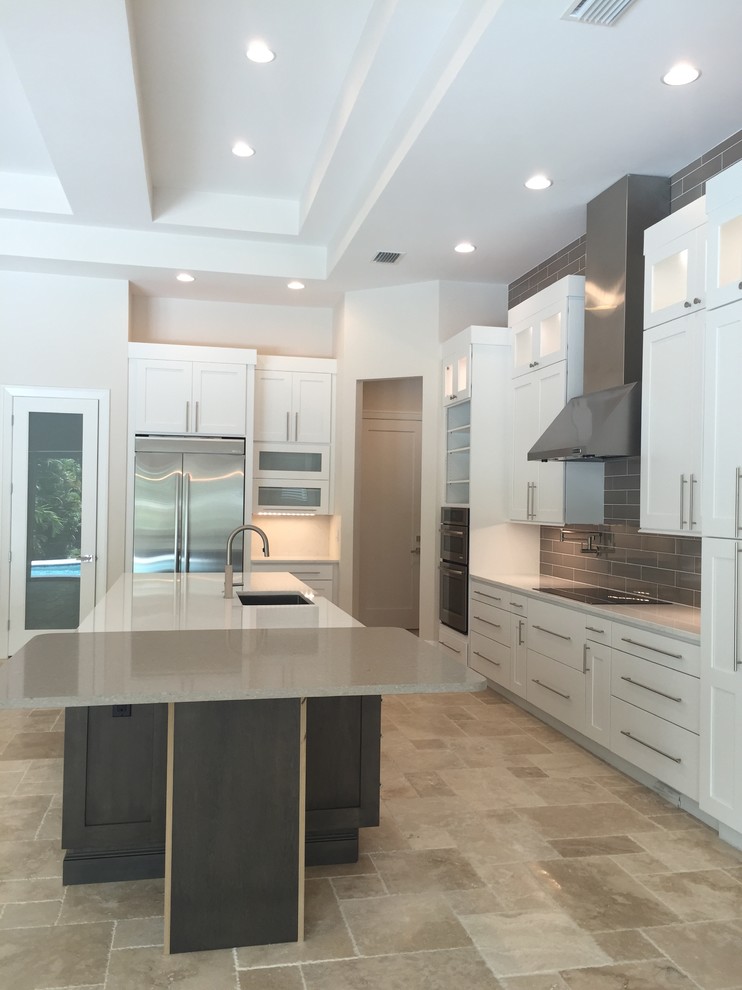 Foto på ett stort funkis kök, med skåp i shakerstil, grå skåp, bänkskiva i kvarts, rostfria vitvaror, travertin golv och en köksö
