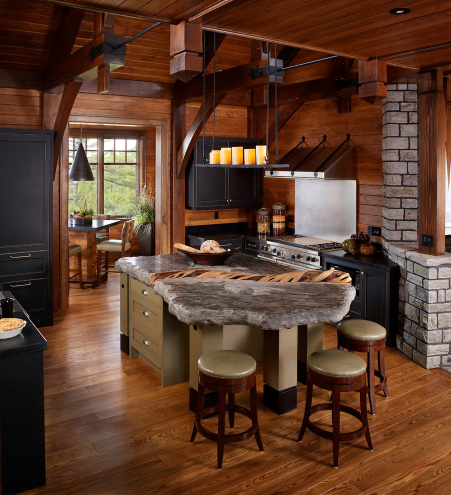 Inspiration för ett rustikt kök, med luckor med infälld panel och svarta skåp