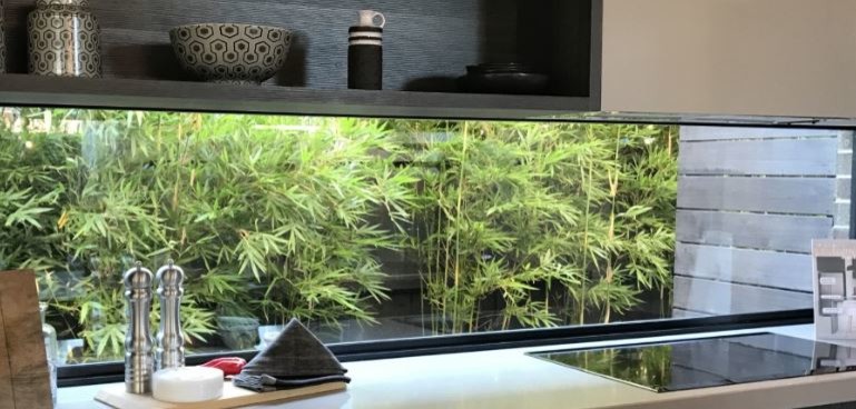 Einzeilige, Kleine Moderne Wohnküche mit Küchenrückwand in Grün und Kücheninsel in Melbourne