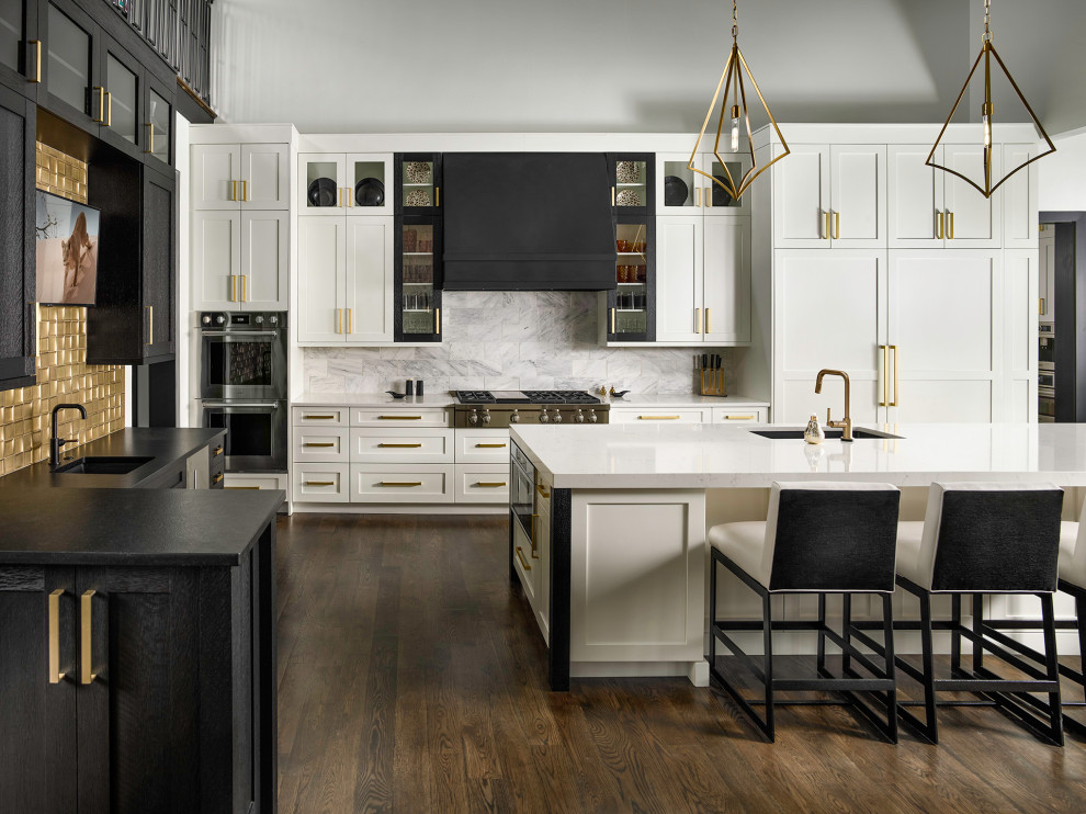 Moderne Küche in L-Form mit Unterbauwaschbecken, Schrankfronten im Shaker-Stil, weißen Schränken, Küchenrückwand in Grau, Küchengeräten aus Edelstahl, dunklem Holzboden, Kücheninsel, braunem Boden und weißer Arbeitsplatte in Denver