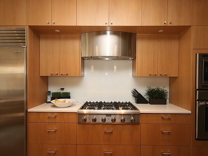 Foto de cocina contemporánea con armarios estilo shaker, puertas de armario de madera en tonos medios, encimera de granito y electrodomésticos de acero inoxidable