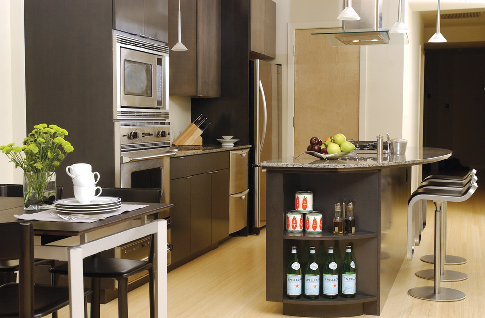Immagine di una cucina minimalista con elettrodomestici in acciaio inossidabile