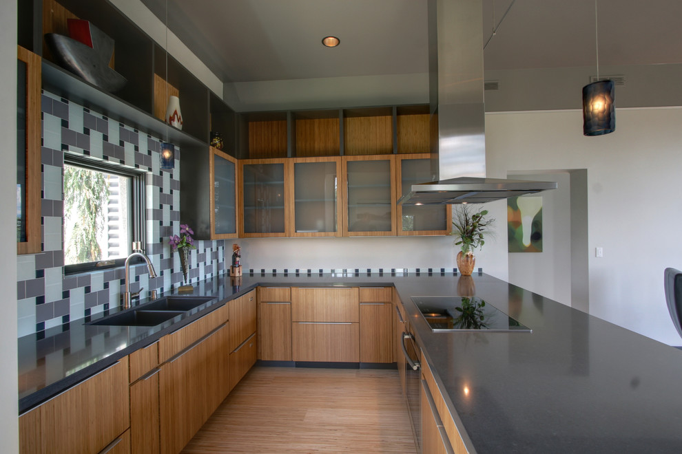 Источник вдохновения для домашнего уюта: п-образная кухня в современном стиле с двойной мойкой, плоскими фасадами, фасадами цвета дерева среднего тона, разноцветным фартуком и окном