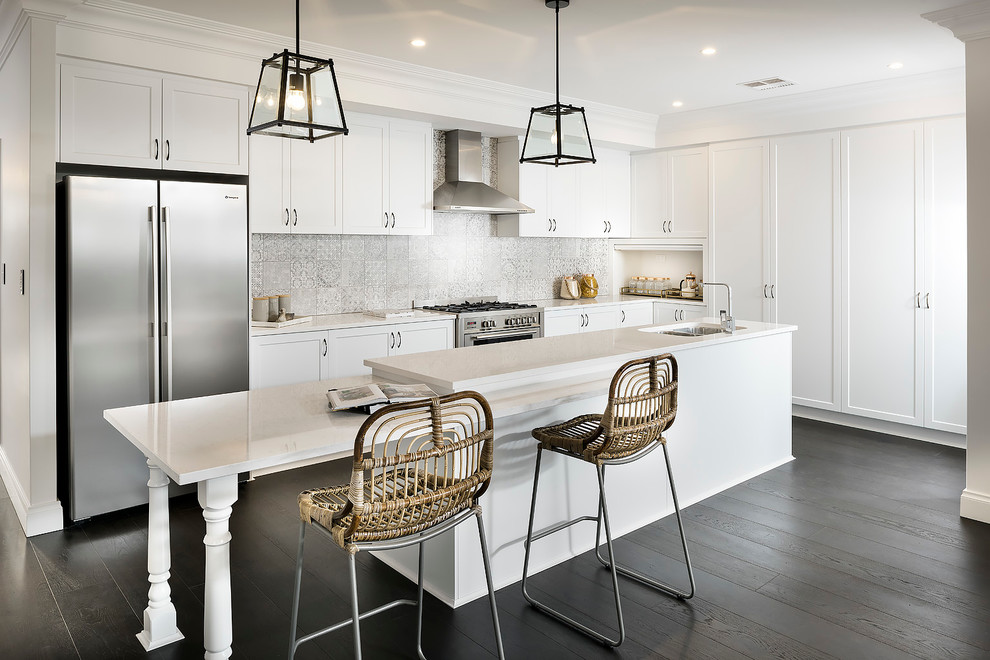Moderne Küche in L-Form mit Unterbauwaschbecken, Schrankfronten im Shaker-Stil, weißen Schränken, Küchenrückwand in Grau, Küchengeräten aus Edelstahl und Kücheninsel in Perth