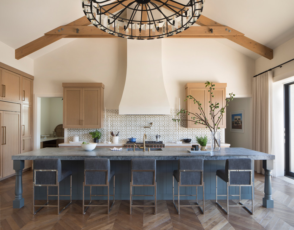 Esempio di una cucina contemporanea con lavello integrato, ante in stile shaker, ante in legno chiaro e paraspruzzi multicolore