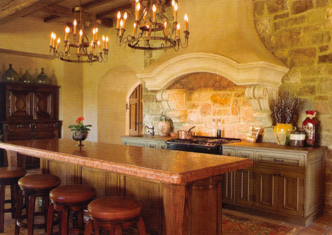 Amerikansk inredning av ett mellanstort kök, med luckor med profilerade fronter, grå skåp, granitbänkskiva, flerfärgad stänkskydd, stänkskydd i stenkakel, klinkergolv i terrakotta och en köksö