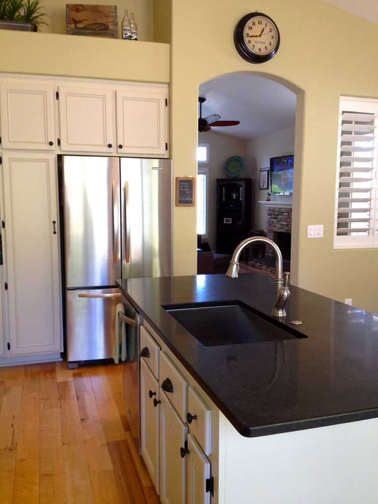 Kitchen - traditional kitchen idea in San Diego