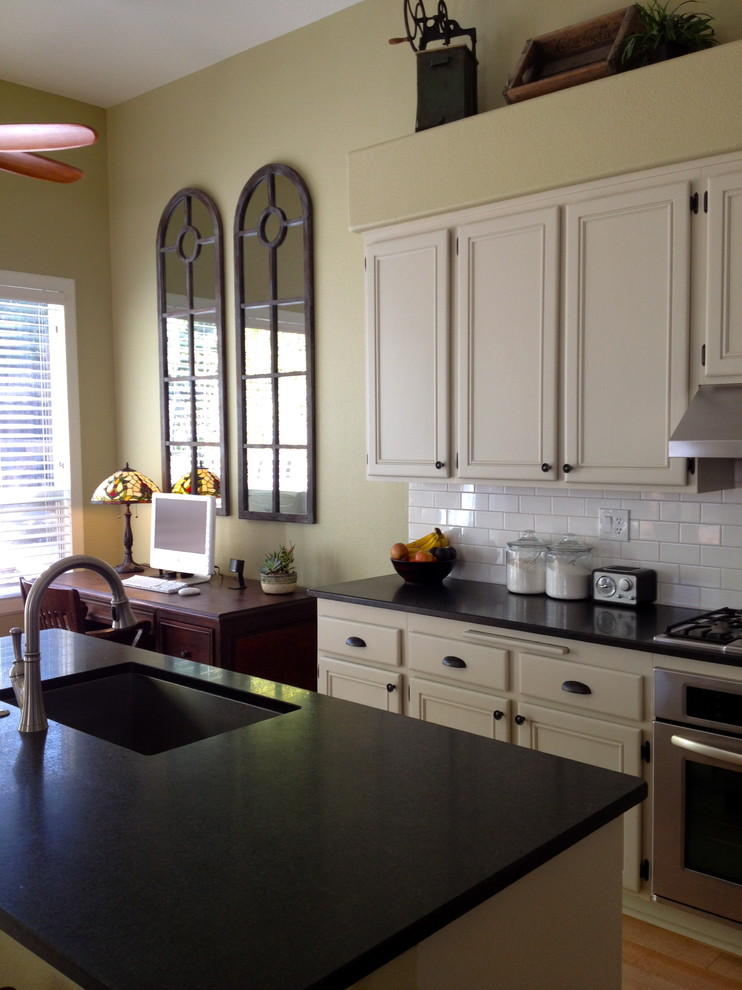 Example of a classic kitchen design in San Diego