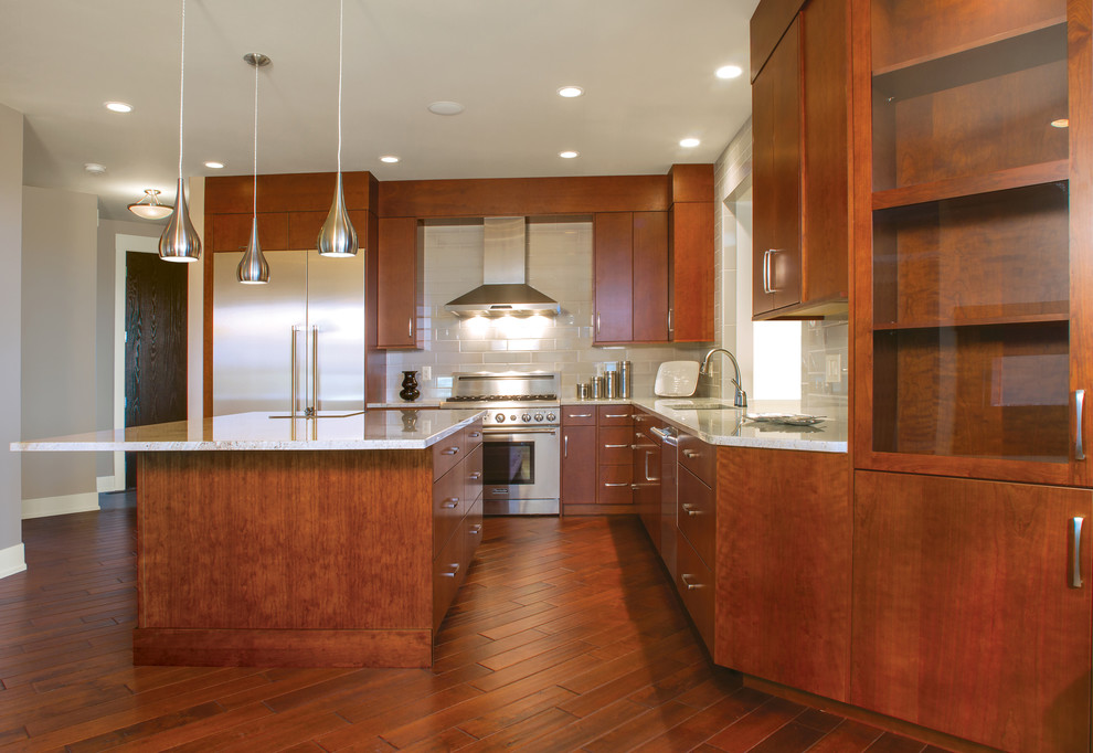 Moderne Küche mit Einbauwaschbecken, flächenbündigen Schrankfronten, hellbraunen Holzschränken, Küchenrückwand in Weiß, Küchengeräten aus Edelstahl und Kücheninsel in Seattle