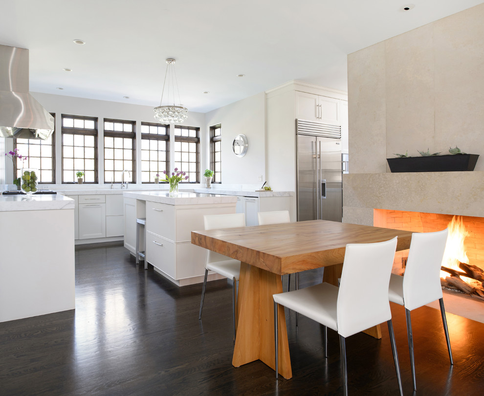 Imagen de cocina contemporánea con fregadero bajoencimera, puertas de armario blancas, electrodomésticos de acero inoxidable y armarios con paneles lisos
