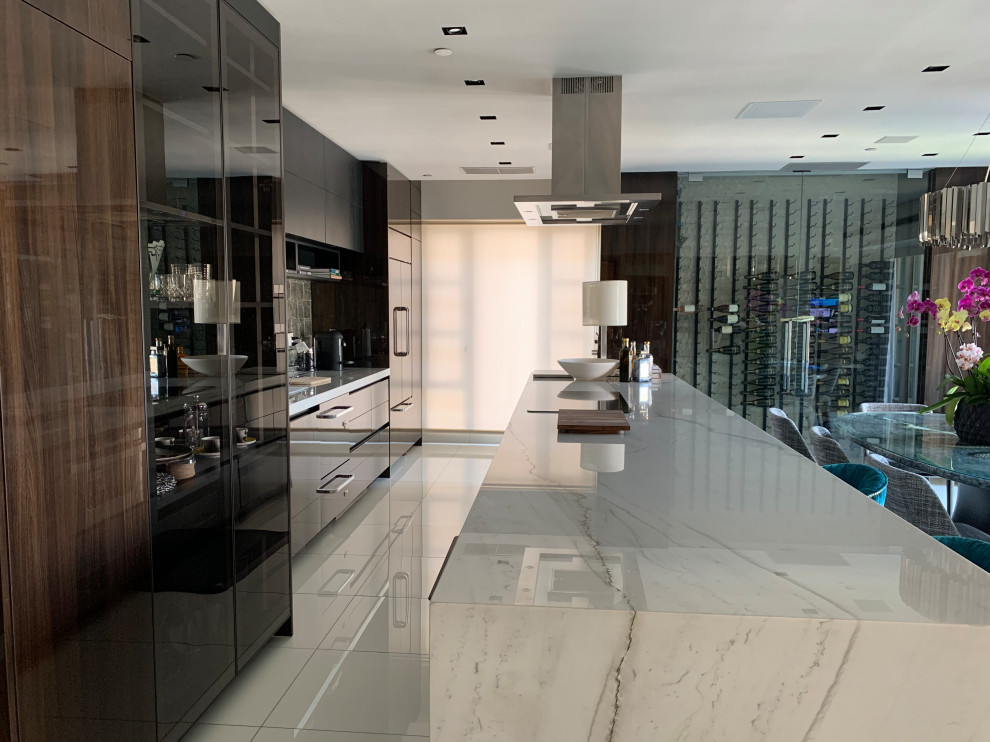 Mittelgroße Moderne Küche mit Marmorboden und weißem Boden in Los Angeles
