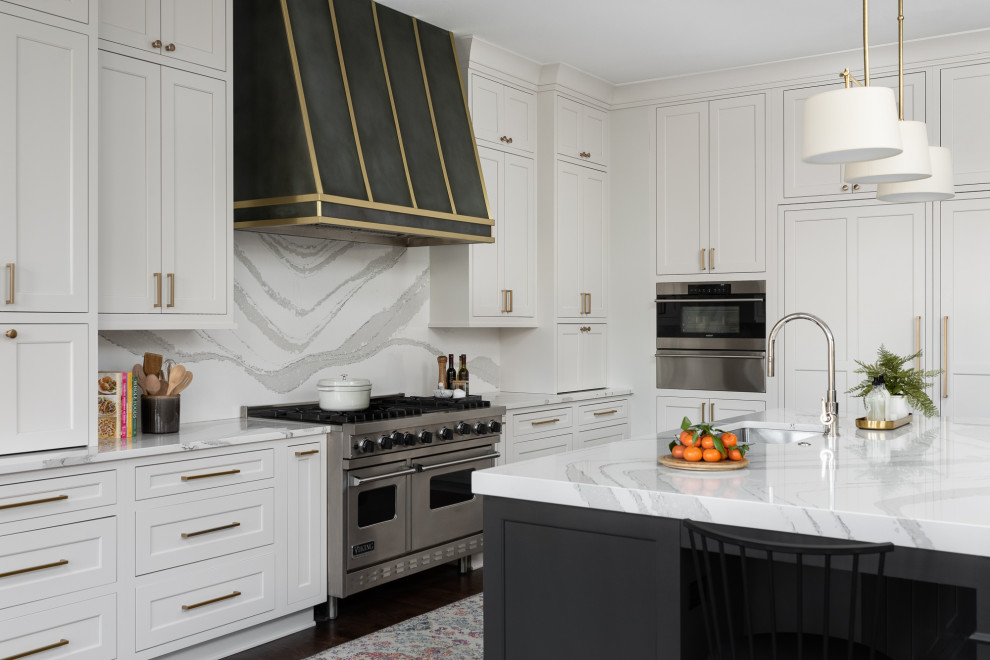 Exempel på ett stort klassiskt vit vitt kök, med en undermonterad diskho, släta luckor, vita skåp, bänkskiva i kvarts, vitt stänkskydd, integrerade vitvaror, mörkt trägolv, flera köksöar och brunt golv